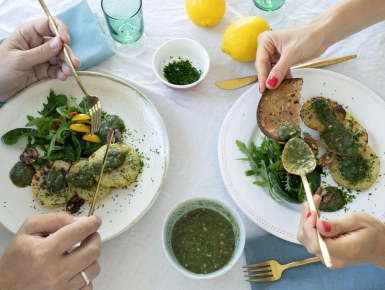 Karalábé steak diós pestóval és salátával