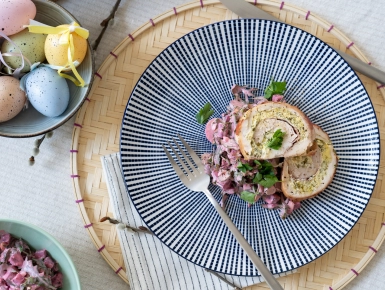 Zöldfűszeres sajtkrémmel töltött pulykamell céklás tojássalátával