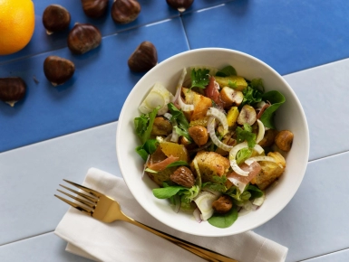 Gesztenyés-édesköményes kenyérsaláta sonkával