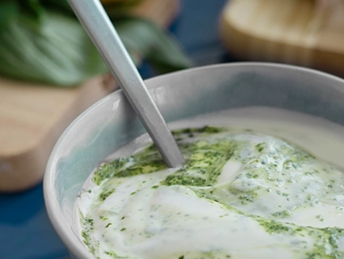 Pestós görögjoghurt öntet