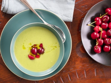 Bazsalikomos cukkinikrémleves cseresznyével