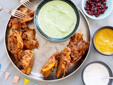 Zöldség pakora mentás joghurttal és mangószósszal
