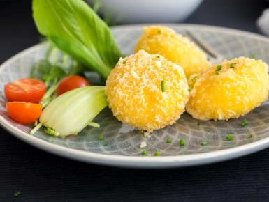 Rizslisztben rántott mini sajtgolyók