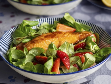 Sült lazac epres-bazsalikomos salátával