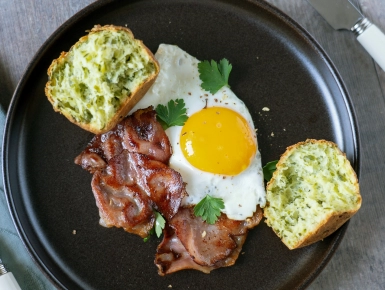 Medvehagymás muffin tükörtojással és pirított sonkával