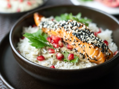 Lazac szezámmagkéregben tahinivel és rizzsel