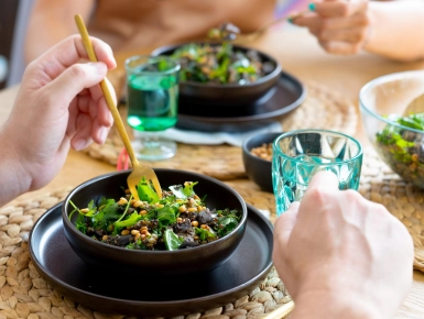 Padlizsános quinoasaláta pirított fenyőmaggal