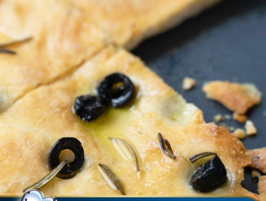 Feketeolívás-rozmaringos focaccia