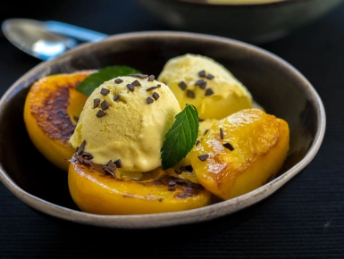 Sült barack vaníliafagyival