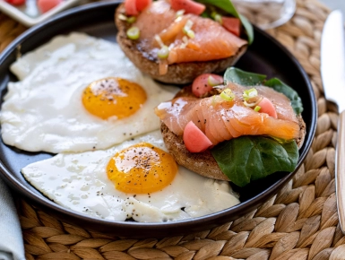 Lazacos zsemle tükörtojással és friss zöldségekkel