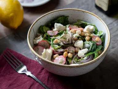 Kapros csicseriborsó saláta savanyított retekkel