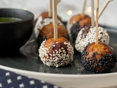 Szezámba forgatott húsgolyó mentamártással 